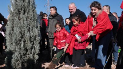 Menemen Belediyesi, “İyi ki Doğdun Bebek” projesi kapsamında Yahşelli’de 5