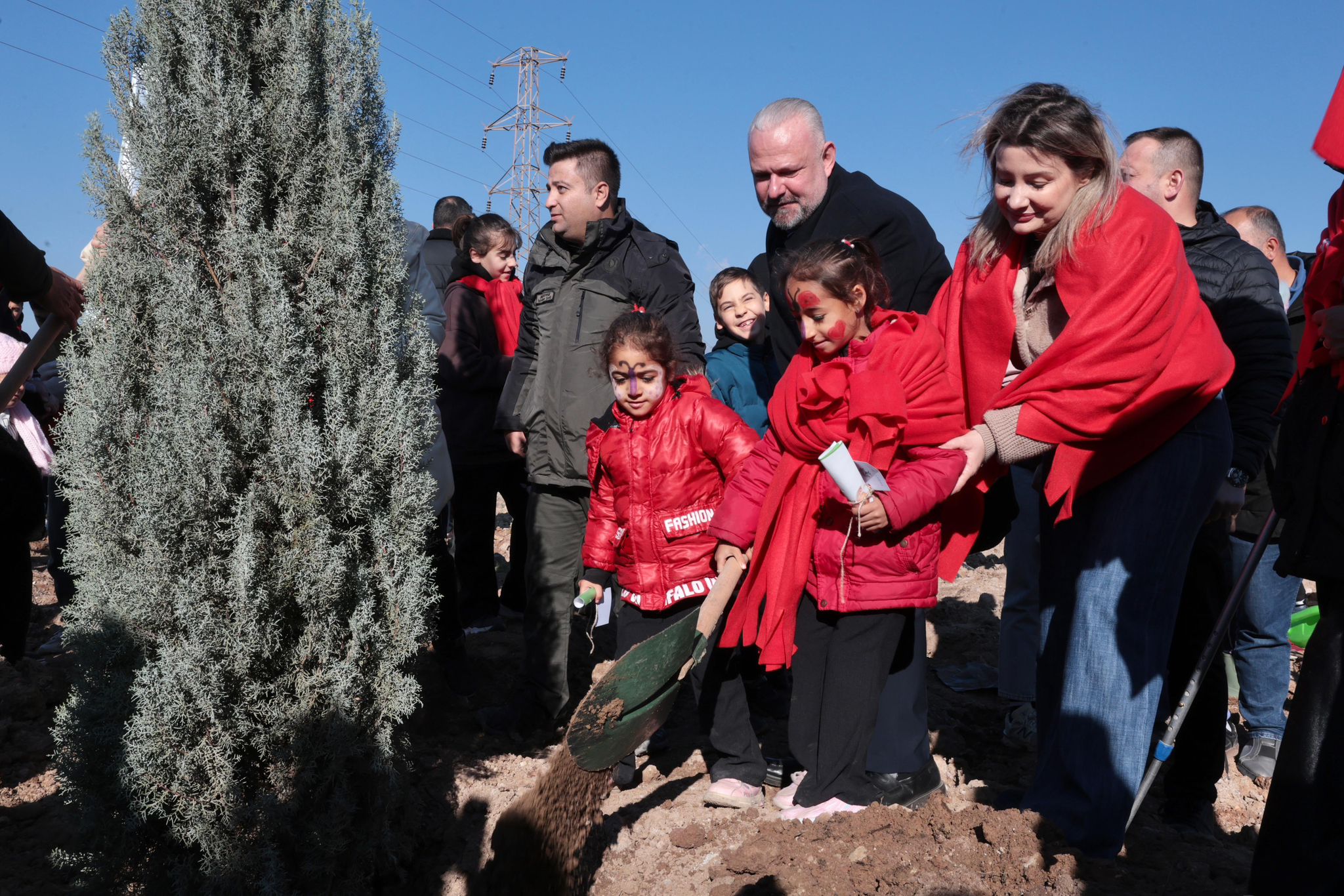 Menemen Belediyesi, “İyi ki Doğdun Bebek” projesi kapsamında Yahşelli’de 5
