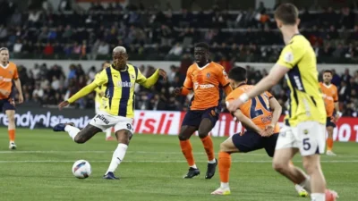 Trendyol Süper Lig'in 15. haftasında RAMS Başakşehir ile Fenerbahçe karşı