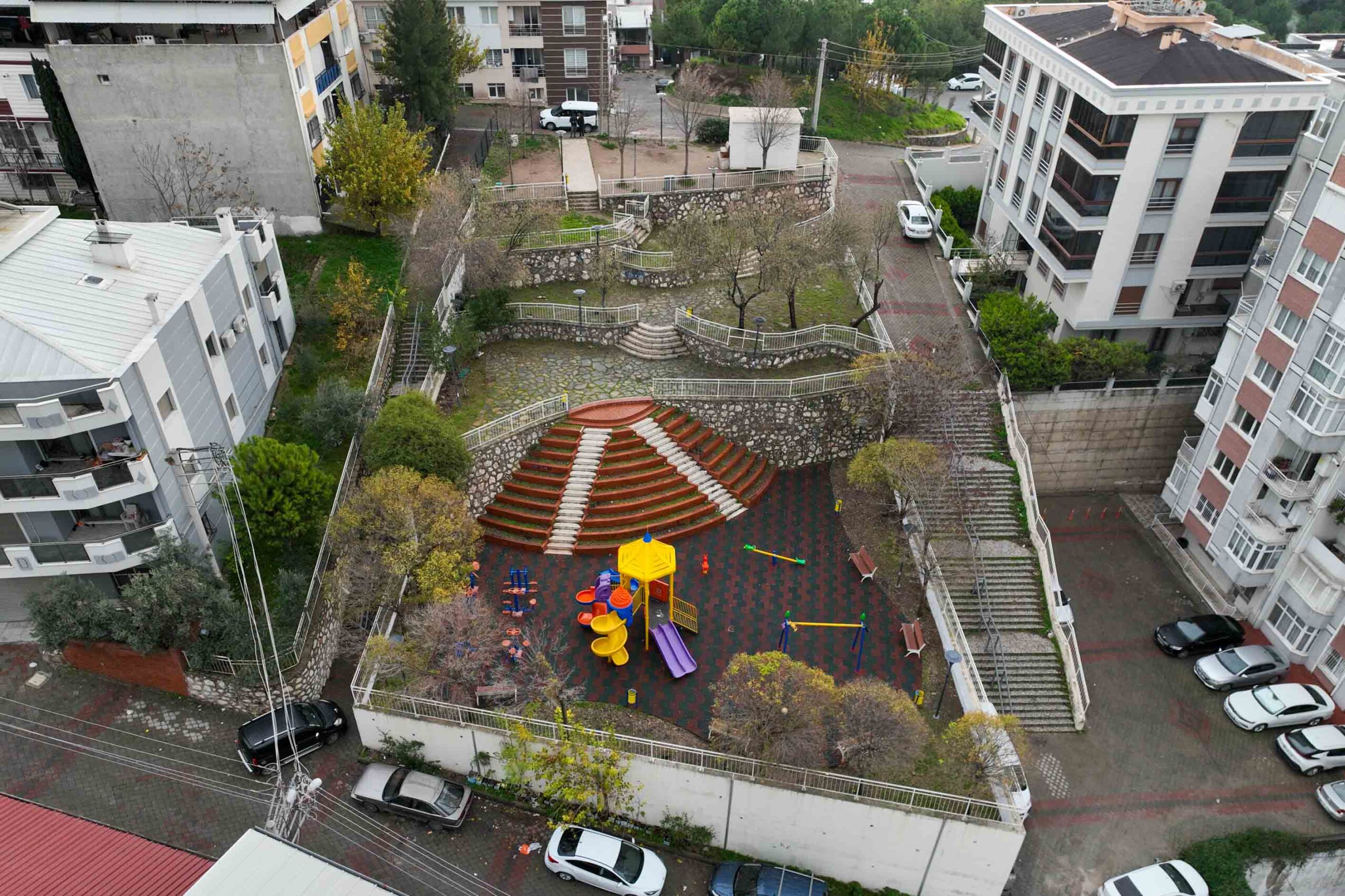 Buca Belediyesi’nin, ilçedeki yeşil alanları vatandaşlara daha konforlu sosyal alanlar