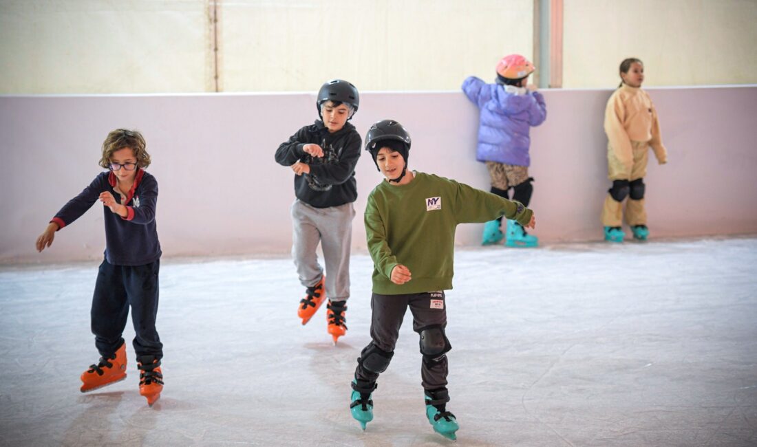 İzmir Kültürpark ve Bostanlı’daki buz pistleri, yeni yıl coşkusunu zirveye