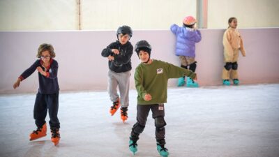 İzmir Kültürpark ve Bostanlı’daki buz pistleri, yeni yıl coşkusunu zirveye