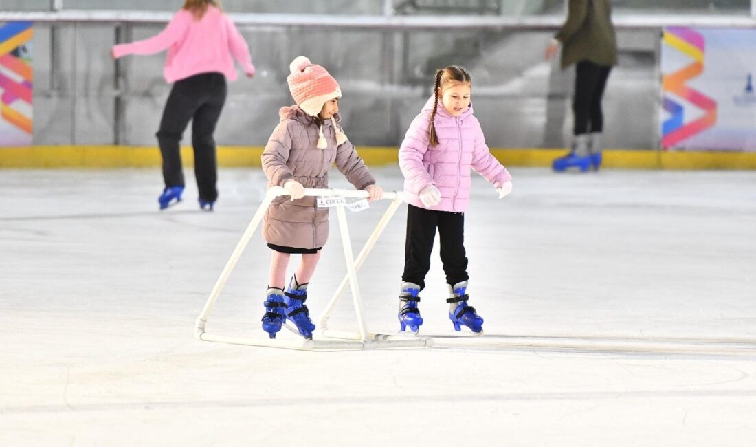 Kültürpark ve Bostanlı’da iki ayrı buz pisti kuran İzmir Büyükşehir