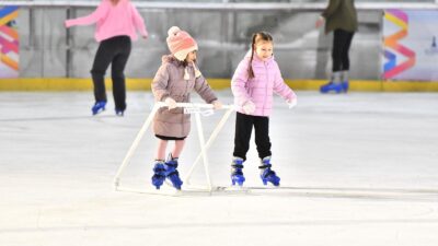 Kültürpark ve Bostanlı’da iki ayrı buz pisti kuran İzmir Büyükşehir