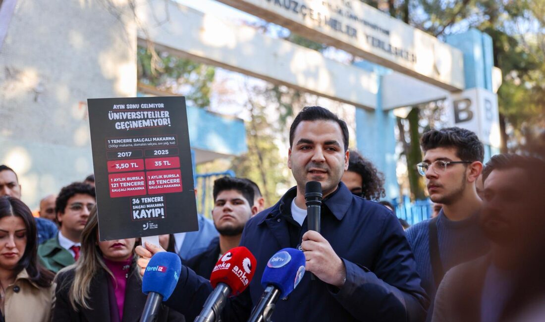 CHP Gençlik Kolları Genel Başkanı Cem Aydın, İzmir’de gerçekleştirdiği basın