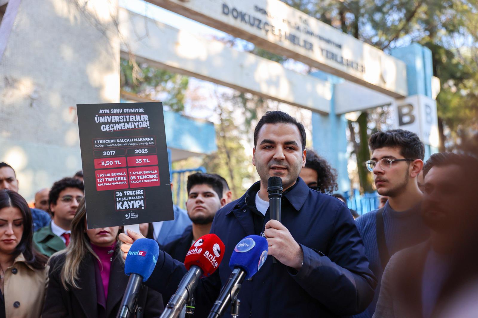 CHP Gençlik Kolları Genel Başkanı Cem Aydın, İzmir’de gerçekleştirdiği basın
