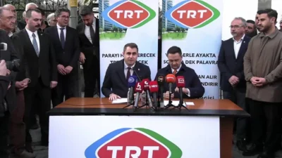 CHP Ankara Milletvekili Umut Akdoğan, İzmir’de TRT Müdürlüğü önünde kurduğu