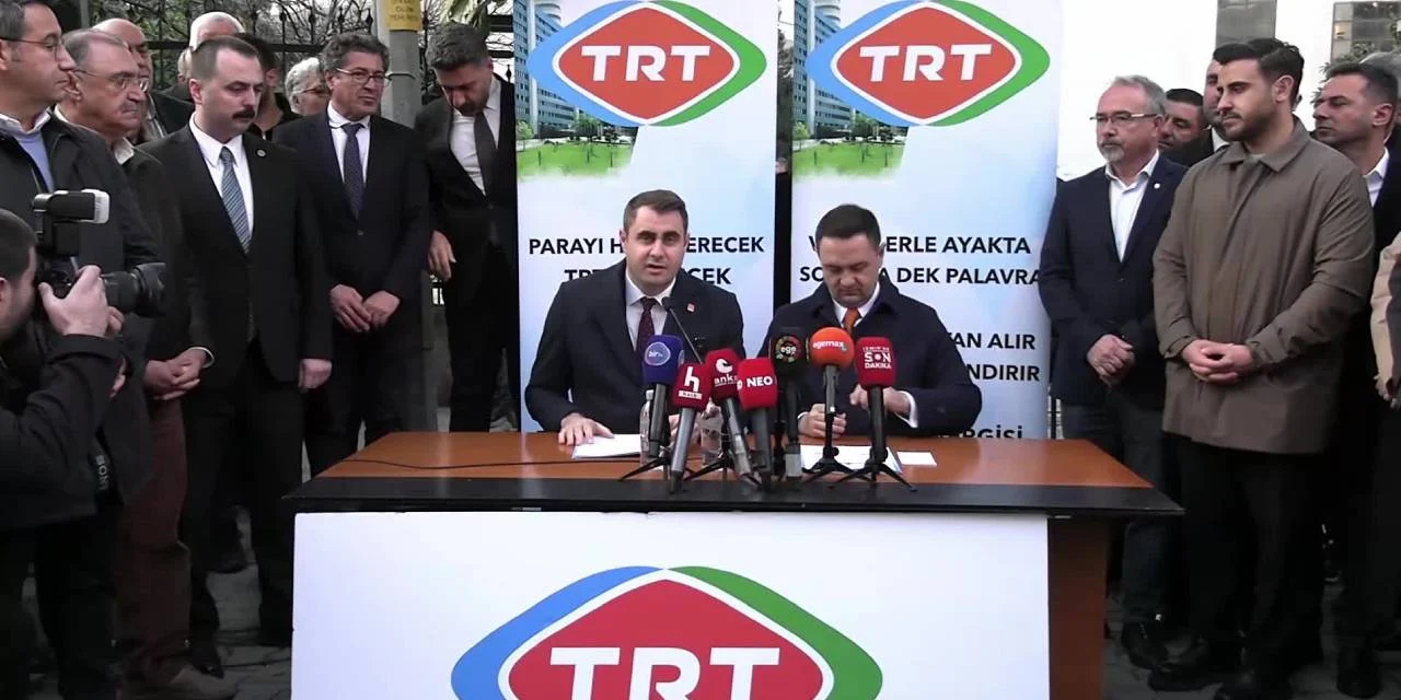 CHP Ankara Milletvekili Umut Akdoğan, İzmir’de TRT Müdürlüğü önünde kurduğu