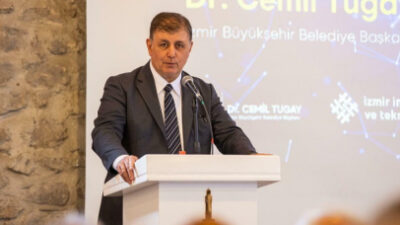 İzmir’de maaş kesintileri nedeniyle sendika üyesi işçiler tarafından gerçekleştirilen “çıplak