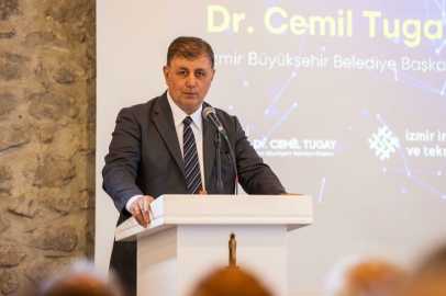 İzmir’de maaş kesintileri nedeniyle sendika üyesi işçiler tarafından gerçekleştirilen “çıplak