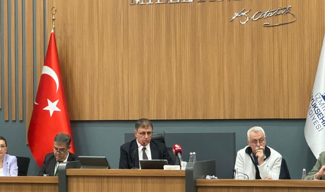 İzmir Büyükşehir Belediye Başkanı Cemil Tugay, işçi eylemleri ve havuz