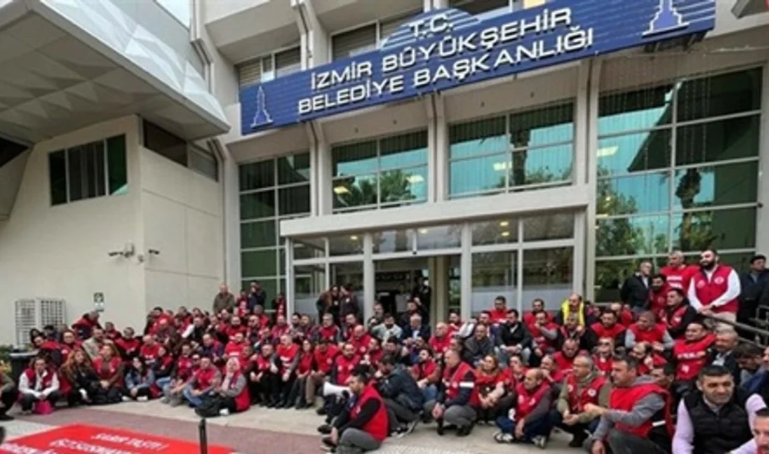 İzmir Büyükşehir Belediyesi’nde DİSK Genel-İş üyesi işçilerin başlattığı iş bırakma