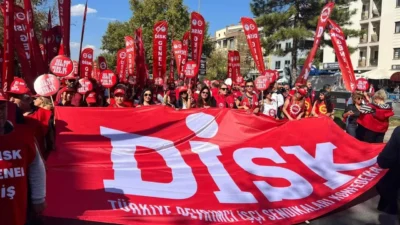 İzmir Büyükşehir Belediyesi ile DİSK Genel-İş Sendikası arasında maaş krizine