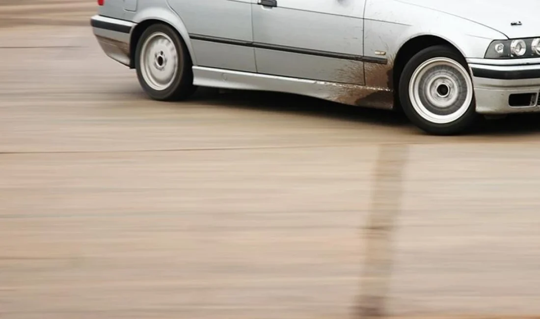 İzmir’in Balçova ilçesinde otomobiliyle drift atan 19 yaşındaki sürücü, görüntülerin