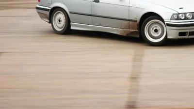 İzmir’in Balçova ilçesinde otomobiliyle drift atan 19 yaşındaki sürücü, görüntülerin