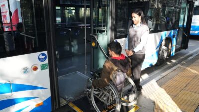 İzmir Büyükşehir Belediyesi, görme engelli yolcuların güvenle kullandığı ödüllü “Duraktayım”