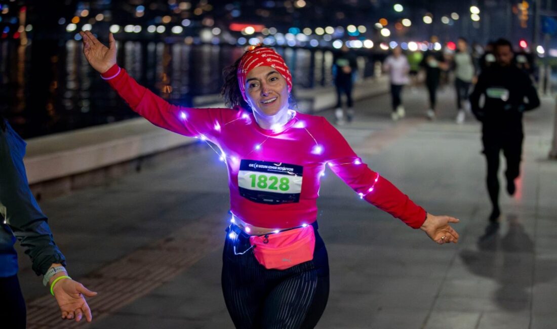 Yılın en uzun gecesinde binlerce İzmirli, ışıklarla 6,5 kilometre koşarak