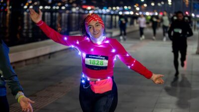 Yılın en uzun gecesinde binlerce İzmirli, ışıklarla 6,5 kilometre koşarak