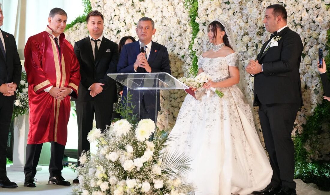 Narlıdere Belediye Başkanı Erman Uzun ile iç mimar Berfin Gümüşboğa,