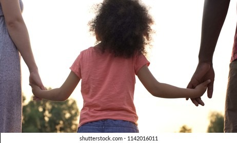 Araştırmalar, ebeveynlerin çocukları arasında sanılandan daha yaygın biçimde ayrım yaptığını;