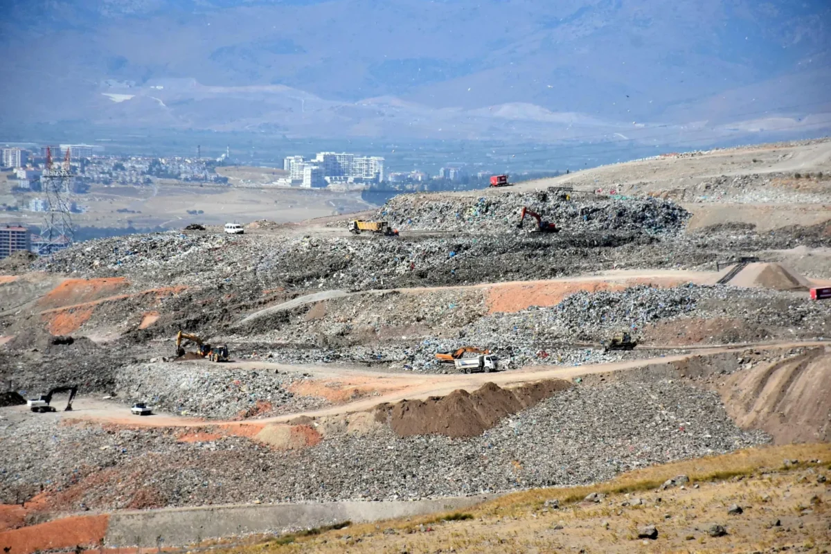 İzmir Büyükşehir Belediye Başkanı Dr. Cemil Tugay, kentin en önemli