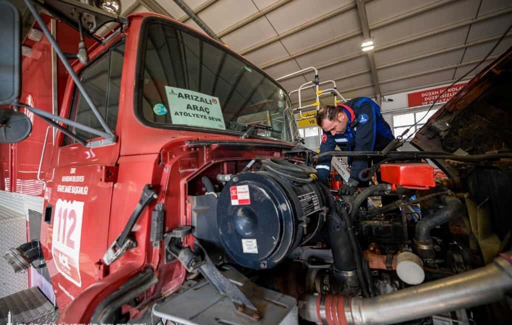 Mekatronik Atölyesi’ndeki 14 kişilik ekip, tüm itfaiye araçlarının bakım ve