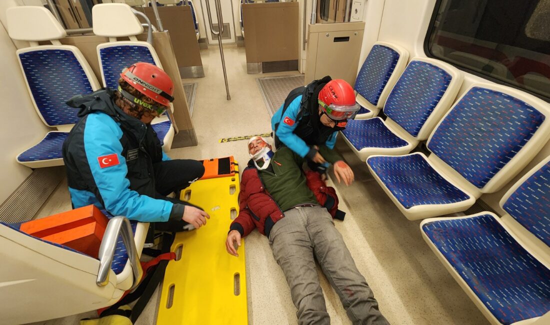 İzmir’de 6.7 büyüklüğünde deprem senaryosuyla gerçekleştirilen İZBAN tatbikatında, Menemen İstasyonu’nda