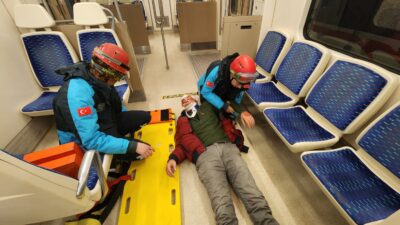 İzmir’de 6.7 büyüklüğünde deprem senaryosuyla gerçekleştirilen İZBAN tatbikatında, Menemen İstasyonu’nda