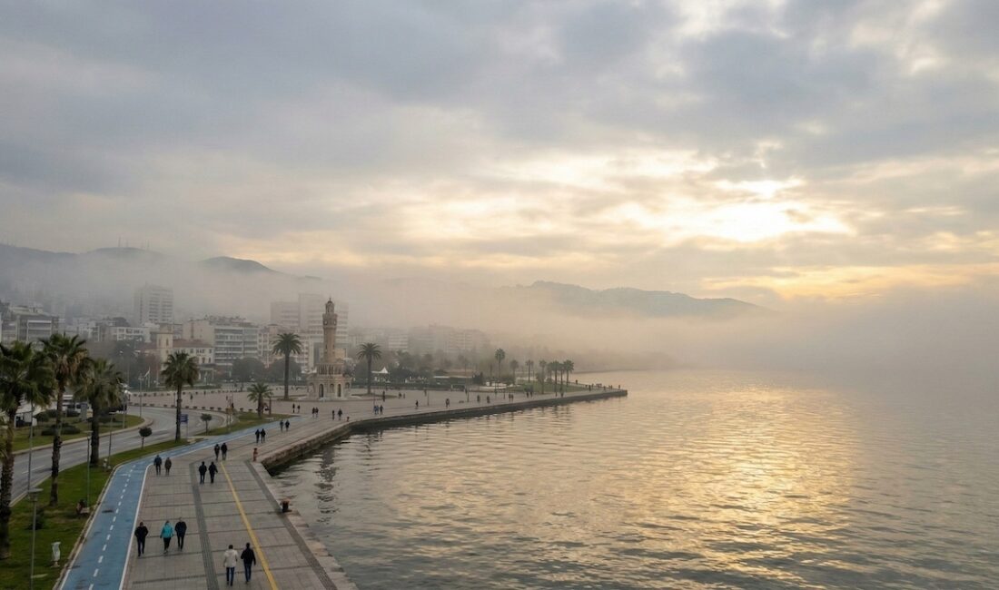 İzmir, 14 Aralık Pazar sabahına kentin silüetini değiştiren puslu bir