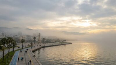 İzmir’de kış ortasında ‘bahar’ molası: Şemsiyeleri kapatın, sıcaklık yükseliyor! İzmir, 14 Aralık Pazar sabahına kentin silüetini değiştiren puslu bir