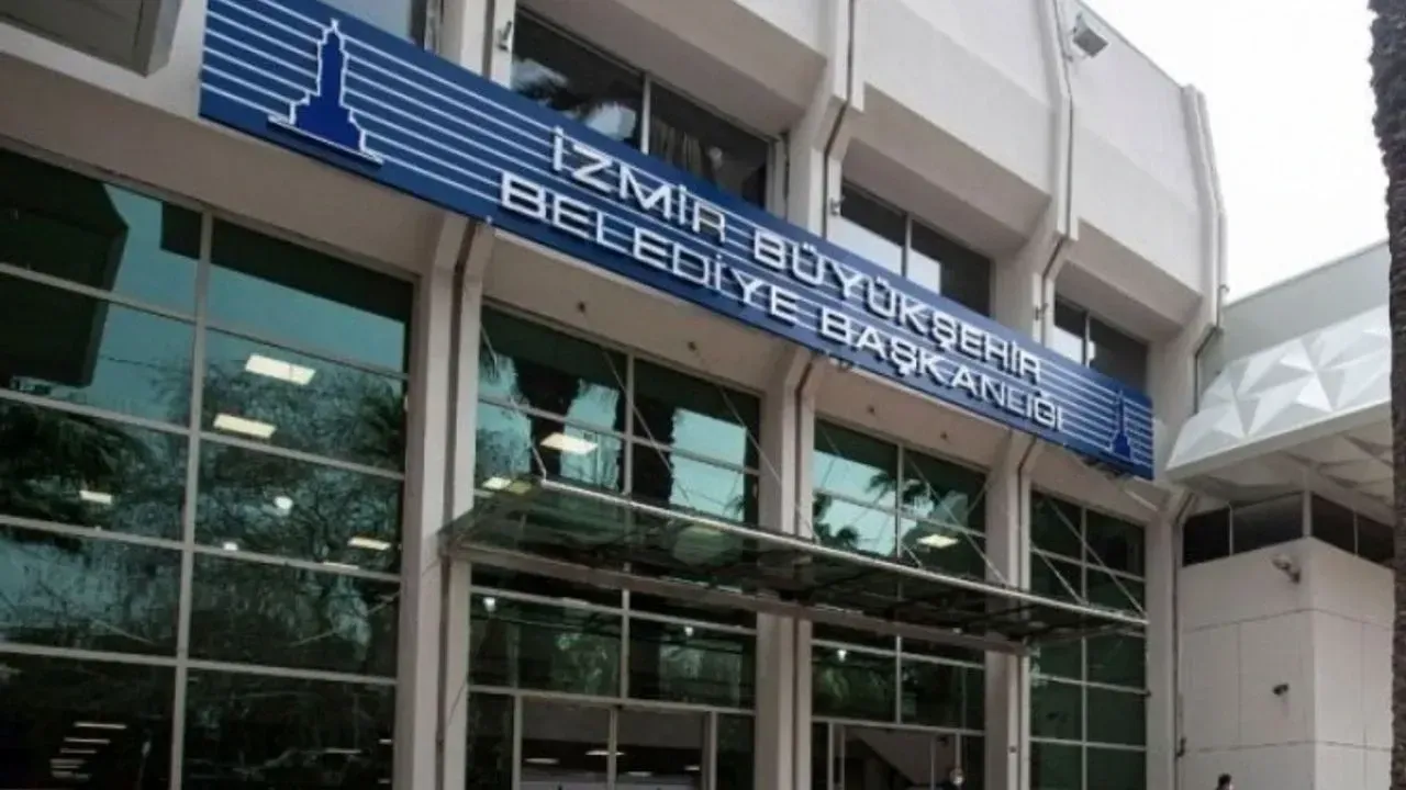 İzmir Büyükşehir Belediyesi'nde maaşlarının eksik yattığını belirten sendikaların Pazartesi günü