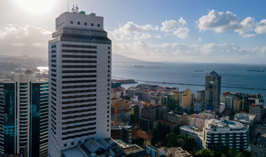 İzmir’in kalbinde 5 yıldır kapalı duran ve "hayalet bina"ya dönüşen