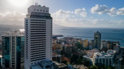 İzmir’in kalbinde 5 yıldır kapalı duran ve "hayalet bina"ya dönüşen