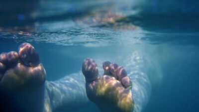 İzmir’in Konak ilçesinde, Pasaport İskelesi yakınlarında denizde hareketsiz duran kişiyi