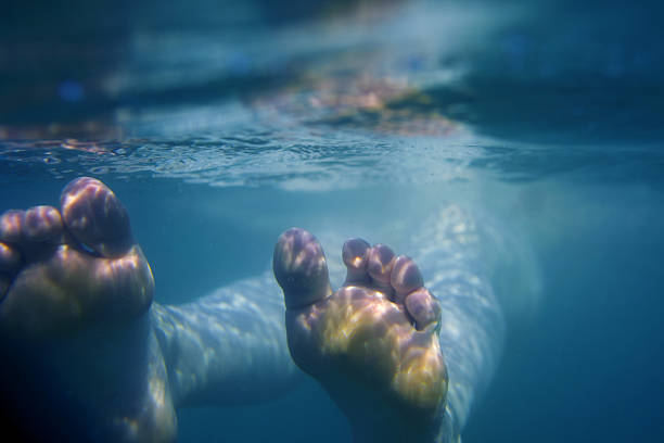 İzmir’in Konak ilçesinde, Pasaport İskelesi yakınlarında denizde hareketsiz duran kişiyi