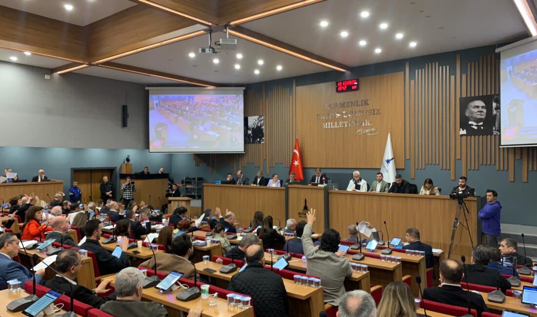 İzBB Başkanı Cemil Tugay, Onat Tüneli bölgesinde ‘balyozla kapı kırma’