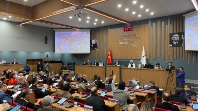 İzBB Başkanı Cemil Tugay, Onat Tüneli bölgesinde ‘balyozla kapı kırma’