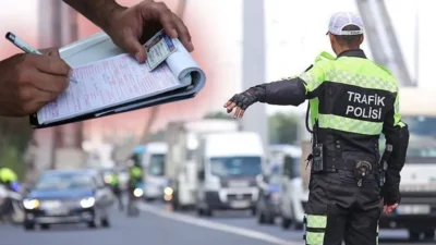 İzmir'in en işlek noktalarından Bornova Ankara Caddesi'nde, trafiği hiçe sayarak