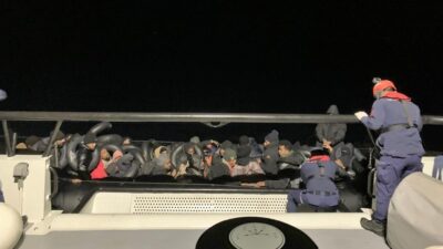 İzmir’in Çeşme ilçesi açıklarında Sahil Güvenlik ekiplerinin düzenlediği iki ayrı