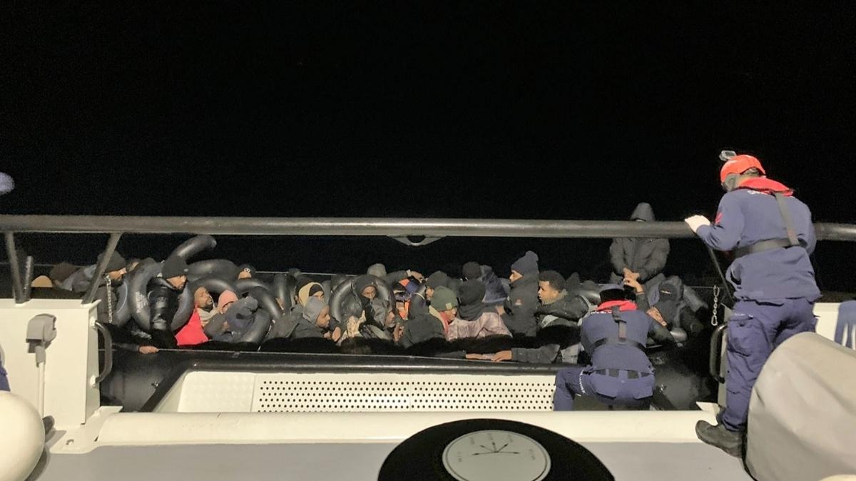 İzmir’in Çeşme ilçesi açıklarında Sahil Güvenlik ekiplerinin düzenlediği iki ayrı