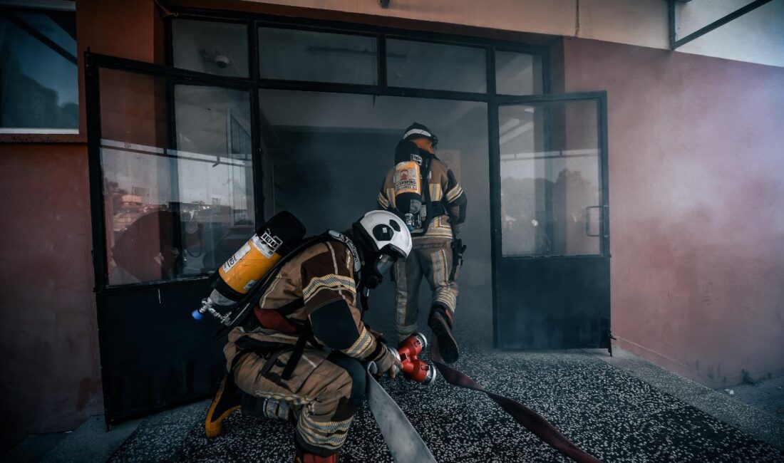 İzmir Büyükşehir Belediyesi İtfaiye Dairesi Başkanlığı ekipleri, Buca’daki Rüştü Ünsal