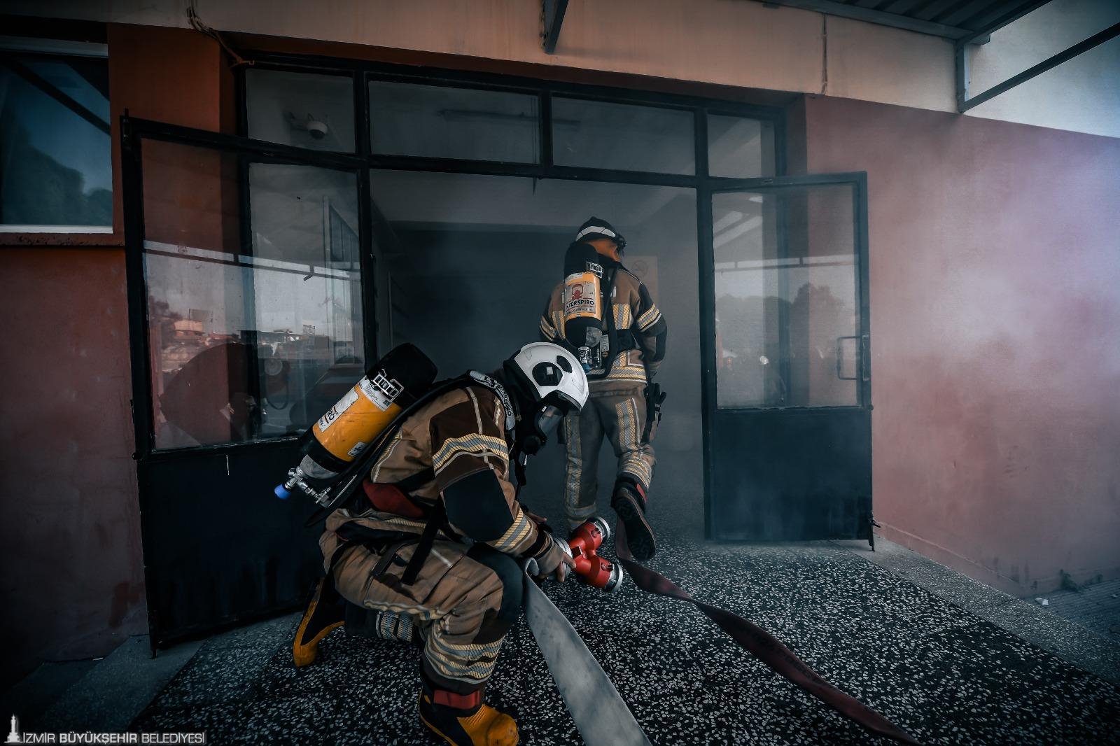 İzmir Büyükşehir Belediyesi İtfaiye Dairesi Başkanlığı ekipleri, Buca’daki Rüştü Ünsal