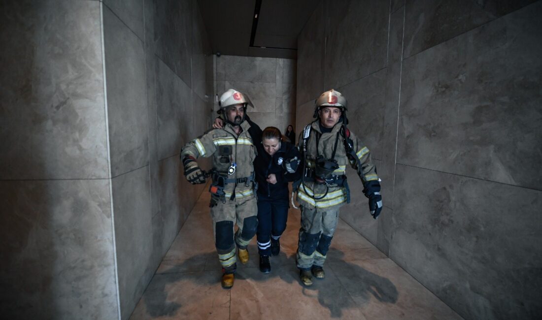 İzmir Büyükşehir Belediyesi İtfaiye ekipleri, Bayraklı’daki 47 katlı binada olası