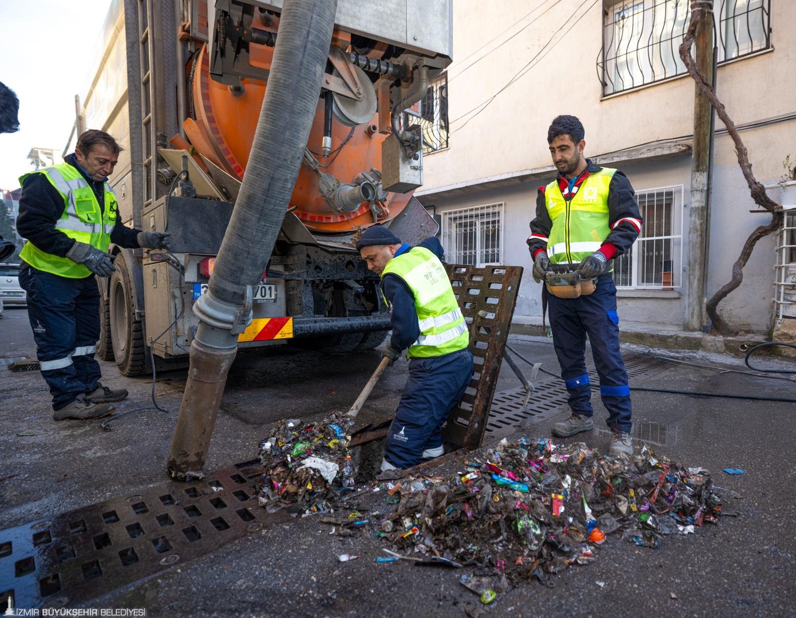 İZSU, kış yağışları öncesi İzmir genelinde 12 ilçede binlerce yağmur