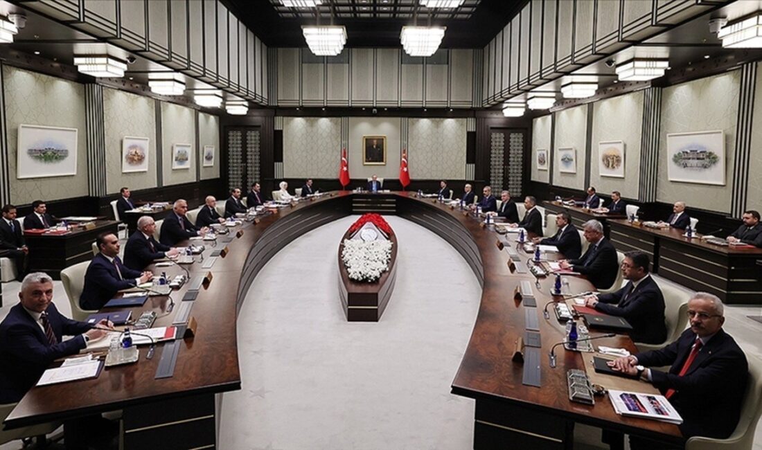 Ankara kulislerinde, Cumhurbaşkanlığı Kabinesi’nde kapsamlı bir değişikliğin gündeme geldiği konuşuluyor.