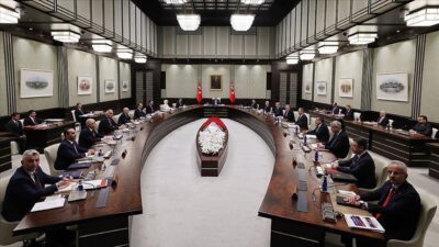 Ankara kulislerinde, Cumhurbaşkanlığı Kabinesi’nde kapsamlı bir değişikliğin gündeme geldiği konuşuluyor.