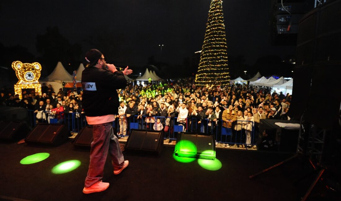 Karşıyaka Belediyesi tarafından Bostanlı Zühtü Işıl Meydanı’nda düzenlenen Yeni Yıl
