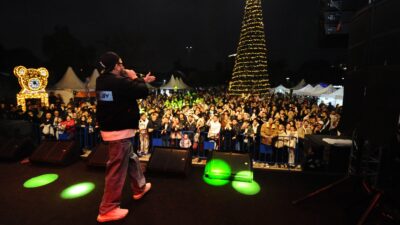 Karşıyaka Belediyesi tarafından Bostanlı Zühtü Işıl Meydanı’nda düzenlenen Yeni Yıl