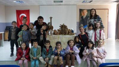 İzmir Şehir Tiyatroları’nın çocukları sanatla buluşturmak üzere Buca’da sahnelediği “Kendini