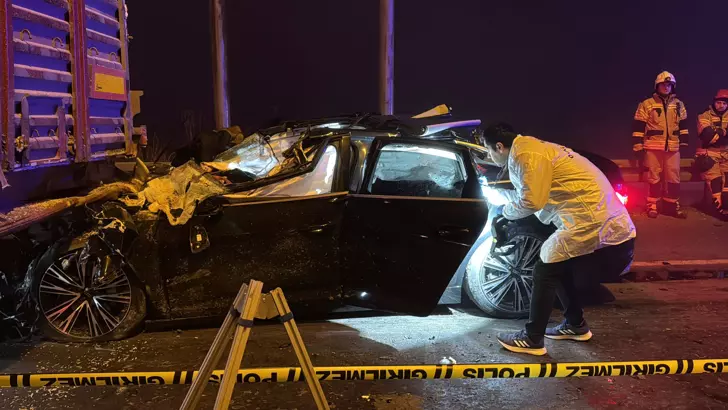 Kütahya-Tavşanlı karayolunda bu gece meydana gelen feci trafik kazası, dört